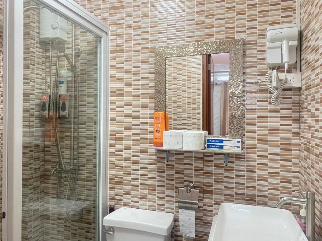 Suite familiare | Bagno | Doccia, set di cortesia gratuito, pantofole, asciugamani