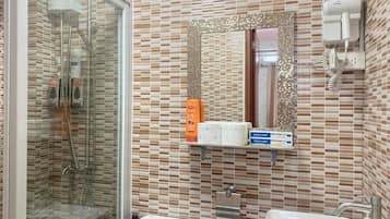 Suite familiare | Bagno | Doccia, set di cortesia gratuito, pantofole, asciugamani
