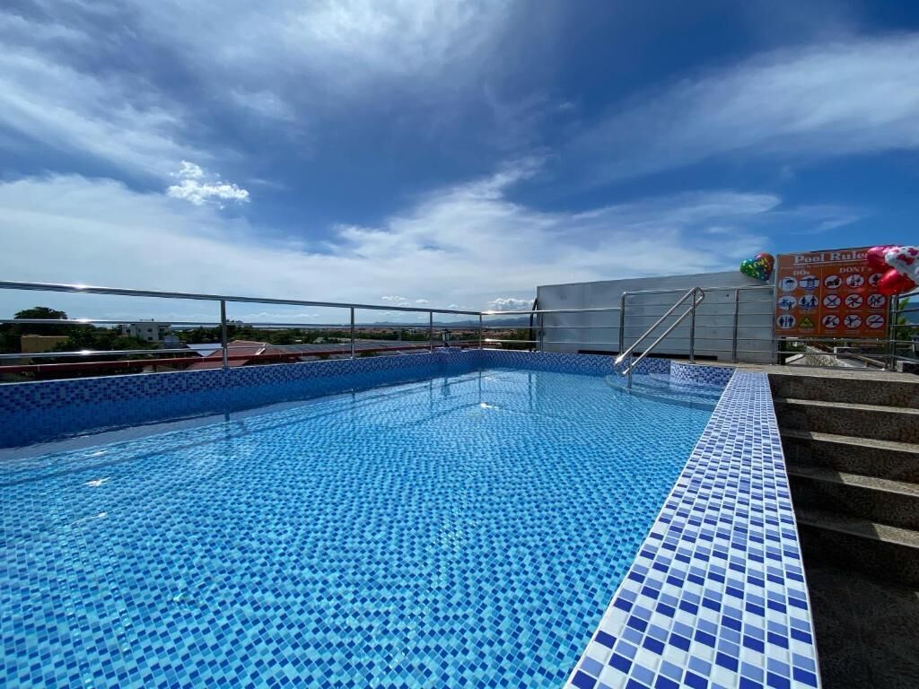 Una piscina al aire libre, cabañas de piscina gratuitas, sombrillas