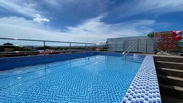 Una piscina al aire libre, cabañas de piscina gratuitas, sombrillas