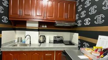 Refrigerador, microondas, placa de cocina, utensilios de cocina
