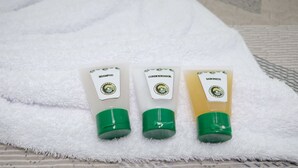 Phòng đôi hoặc 2 giường đơn tiện nghi đơn giản, quang cảnh sông | Tiện nghi phòng tắm | Buồng tắm vòi sen, đồ dùng nhà tắm miễn phí, khăn tắm, xà phòng 