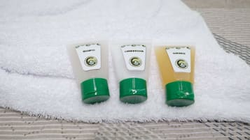 Quarto casal ou duplo conforto, vista para o rio | Comodidades do banheiro | Chuveiro, produtos de toalete grátis, toalhas de banho, sabonete
