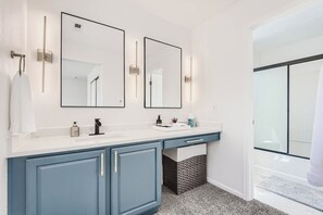 Bathroom - Spacious 3BR Home, Near Southlands Mall & Centennial (Aurora)