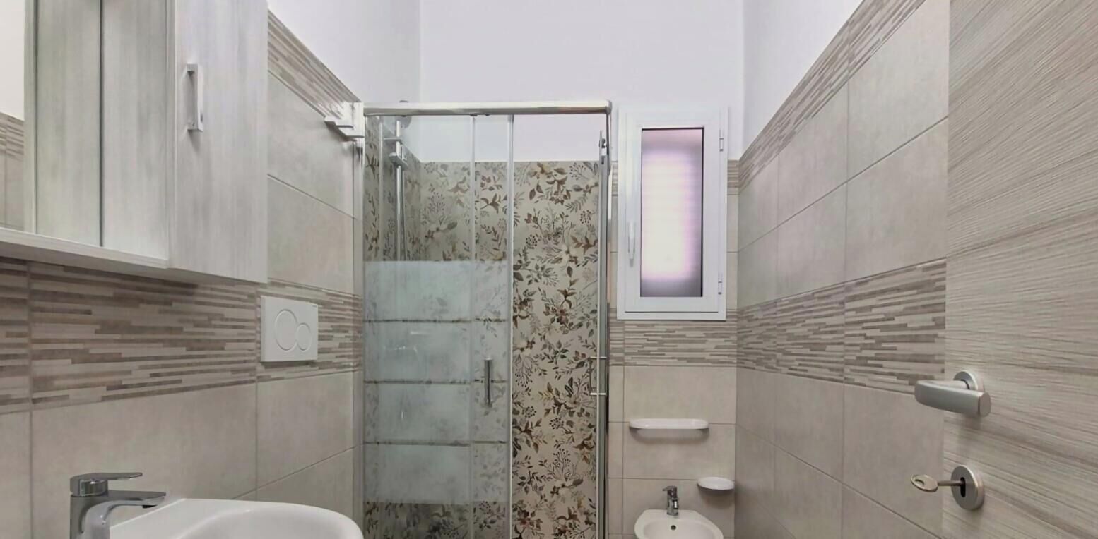 Une salle de bain équipée d’une douche, de toilettes, d’un lavabo et d’un bidet.