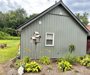 A gray building with a window, a birdhouse, and a welcome sign. - Rural Retreat. Private yard, fire pit. 3-30 mins to attractions & conveniences (Bothwell)