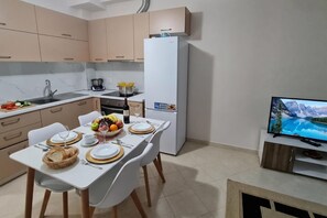 Kühlschrank, Ofen, Herdplatte, Wasserkocher mit Kaffee-/Teezubehör