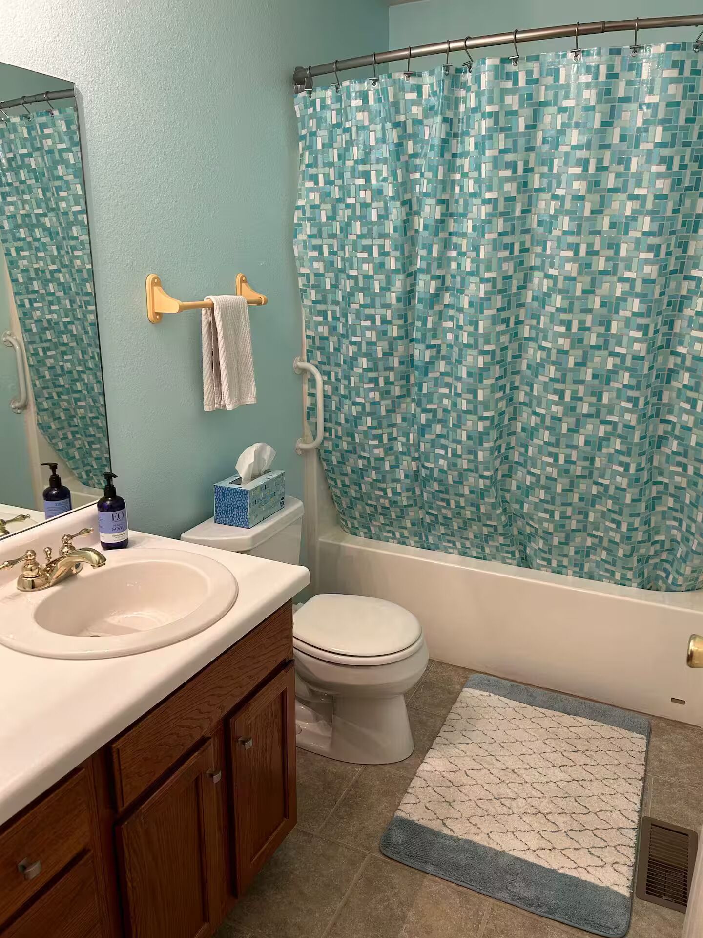 Vasca idromassaggio, asciugacapelli, bidet, asciugamani