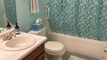 Vasca idromassaggio, asciugacapelli, bidet, asciugamani