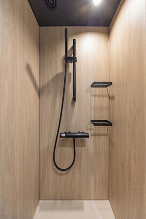 Dusche, kostenlose Toilettenartikel, Haartrockner, Hausschuhe