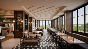 Un restaurant moderne doté d’une grande salle à manger, de hauts plafonds et de larges fenêtres.