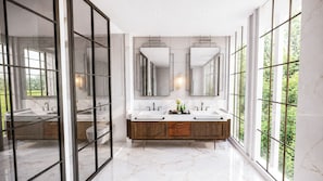 Suite estudio familiar | Baño | Artículos de higiene personal gratuitos, secador de pelo y albornoces