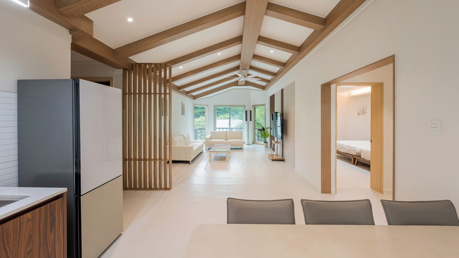 Un interior moderno con cocina, comedor y sala de estar.