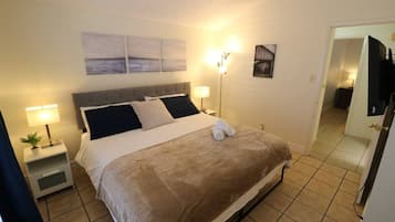 Tabla de planchar con plancha, cuna de viaje, wifi y ropa de cama