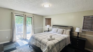 Desk, iron/ironing board, WiFi, bed sheets