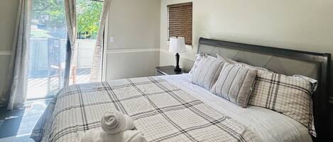 Desk, iron/ironing board, WiFi, bed sheets