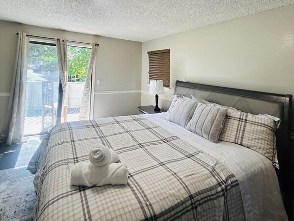Desk, iron/ironing board, WiFi, bed sheets