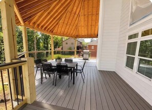 Outdoor dining - Spacious Lake Lanier property - Close to Atlanta and full of amenities (Buford)