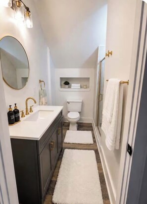 Bathroom - Spacious Lake Lanier property - Close to Atlanta and full of amenities (Buford)