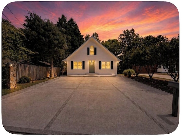 Exterior - Spacious Lake Lanier property - Close to Atlanta and full of amenities (Buford)