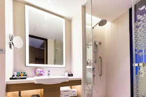 A modern bathroom with a large mirror, a sink, and a shower. - Hampton by Hillton Xiamen City Plaze (Xiamen)