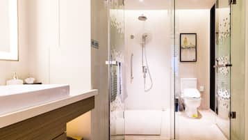 Superior-Suite | Badezimmer | Dusche, Haartrockner, Handtücher, Shampoo