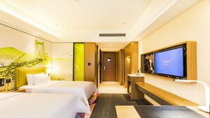 A hotel room with two beds, a desk, a TV, and a mural of a bridge. - Hampton by Hillton Xiamen City Plaze (Xiamen)