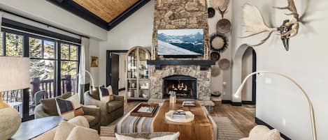 Smart TV, fireplace