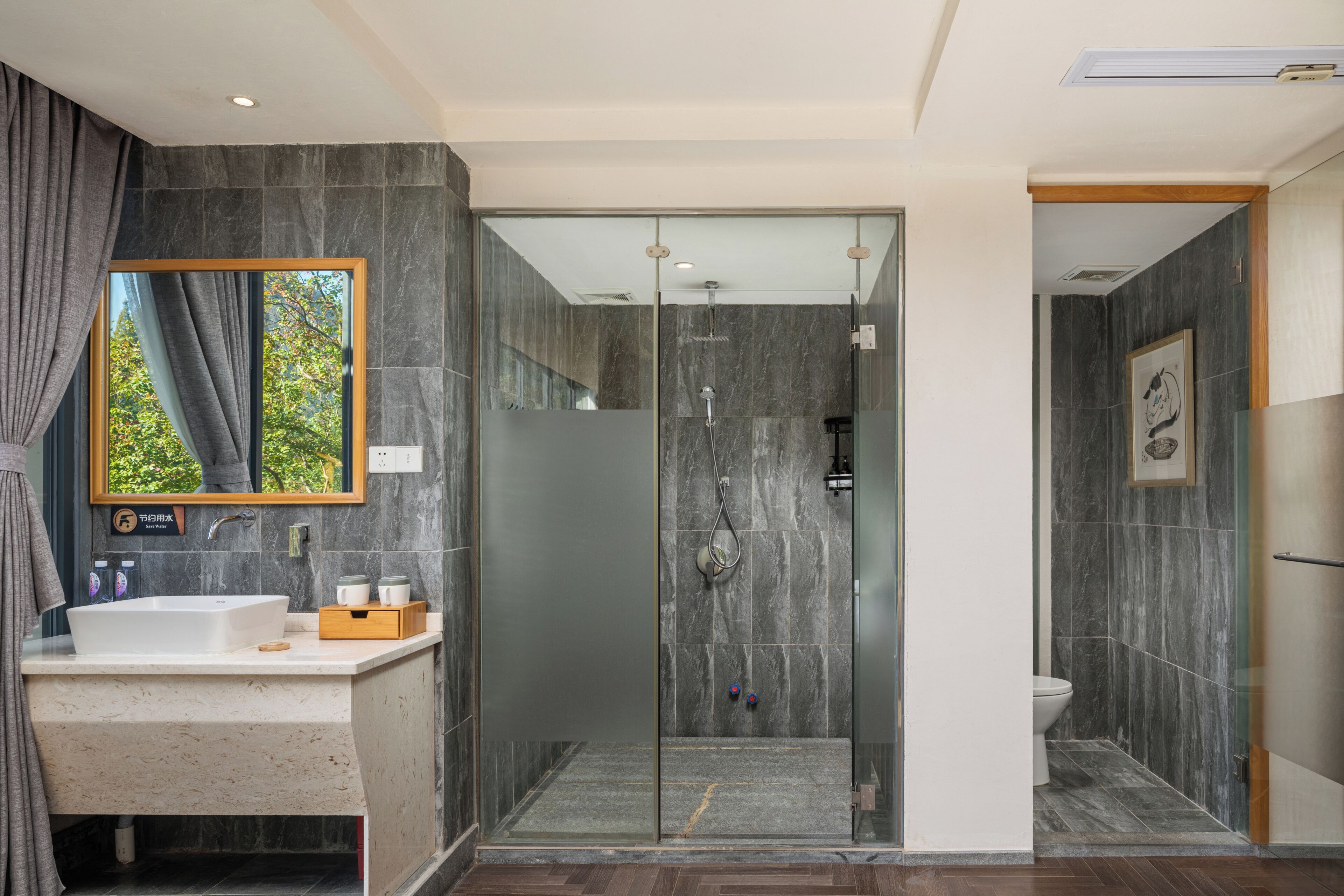 Habitación Deluxe doble, vistas al lago | Baño | Secador de pelo, toallas, jabón y champú
