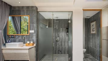 Habitación Deluxe doble, vistas al lago | Baño | Secador de pelo, toallas, jabón y champú
