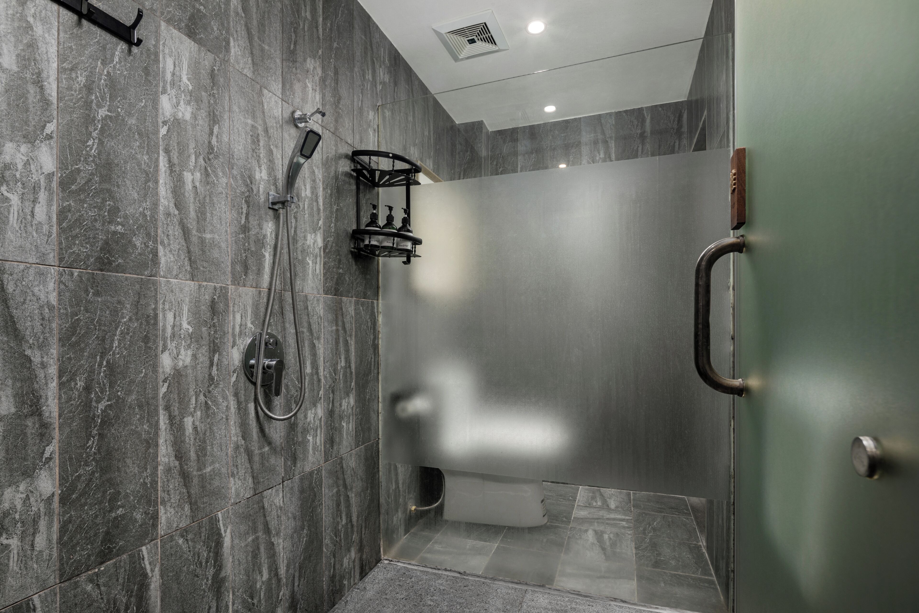 Ein modernes Badezimmer mit Dusche, Toilette und Waschbecken.