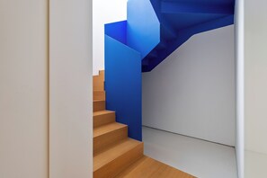 A modern staircase with wooden steps and blue accents. - Chengyu B&B-Loft view suite (Zhangjiajie)