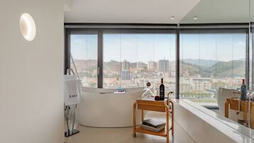 Superior Duplex, River View | Deep-soaking bathtub
