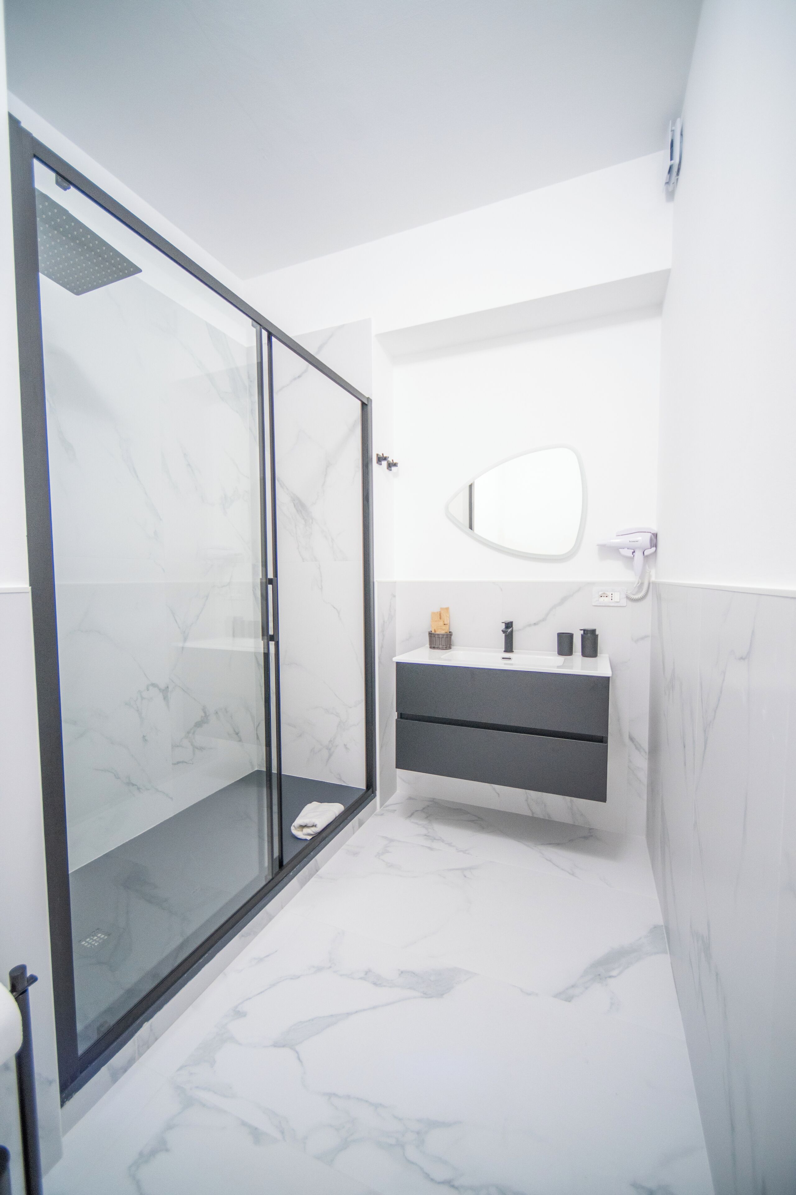 Deluxe Apartment, City View | Bathroom | Shower, free toiletries, hair dryer, towels