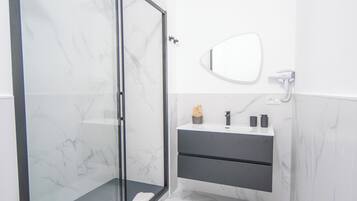 Deluxe Apartment, City View | Bathroom | Shower, free toiletries, hair dryer, towels