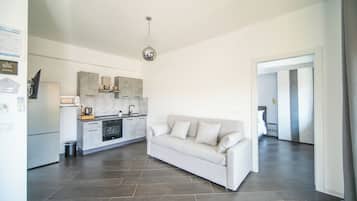 Deluxe Apartment, City View | Living area