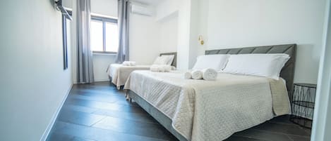 Quarto triplo superior | Escrivaninha, espaço de trabalho para notebook, Wi-Fi de cortesia