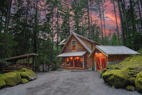 The Shuksan | Pool, Hot Tub & Game Room