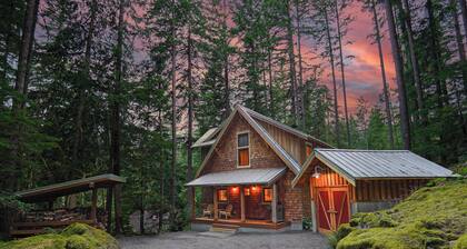 The Shuksan | Pool, Hot Tub & Game Room