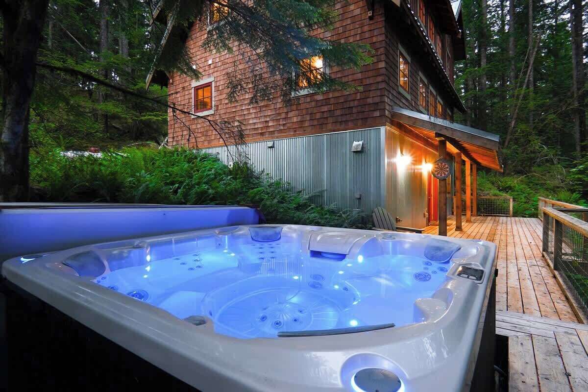 Outdoor spa tub