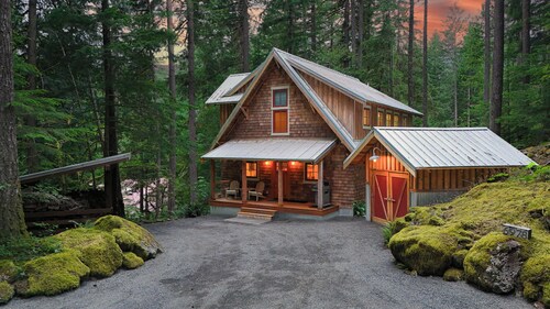 The Shuksan | Pool, Hot Tub & Game Room