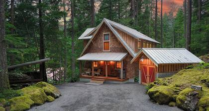 The Shuksan | Pool, Hot Tub & Game Room