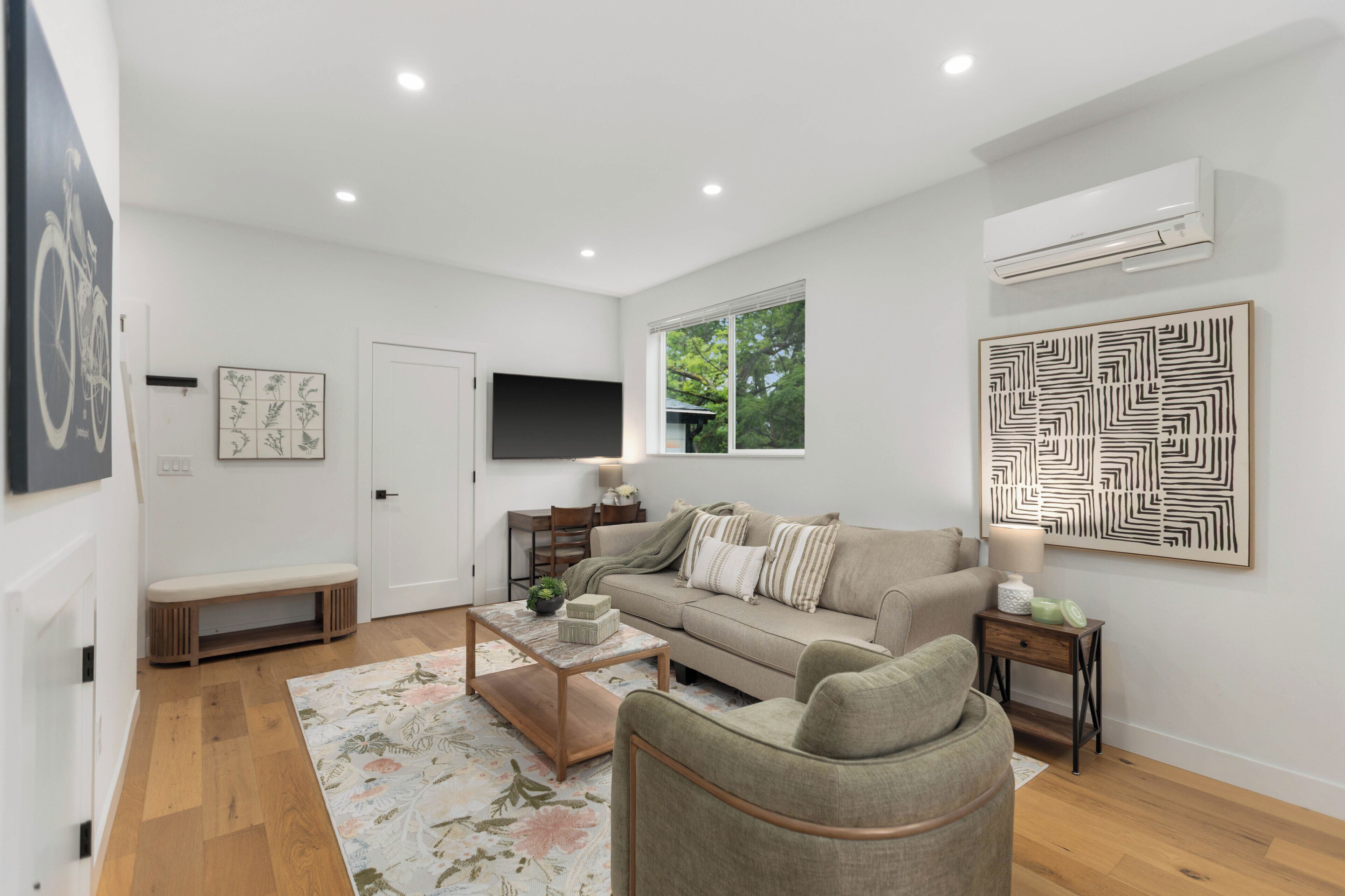 A modern living room with a sofa, coffee table, and a TV mounted on the wall.. World Cup 2026 3BR. Near downtown Seattle attractions. Modern living space