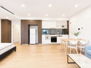 Eine moderne Wohnung mit Küche, Essbereich und Schlafzimmer.