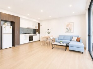 A modern apartment with a kitchen, dining area, and living room. - Modern Studio in Zetland | Close to CBD, Airport & Green Square (Zetland)