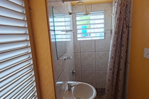 Shower, towels, toilet paper - Welcoming apartment with AC in the heart of Oxnards (Oxnards)