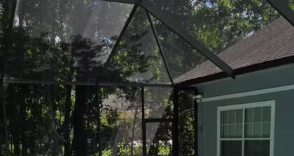 Family home close to UF, 3bed 2 bath with pool and BBQ area