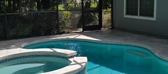 Family home close to UF, 3bed 2 bath with pool and BBQ area