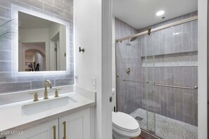 Dusche, Haartrockner, Handtücher, Seife
