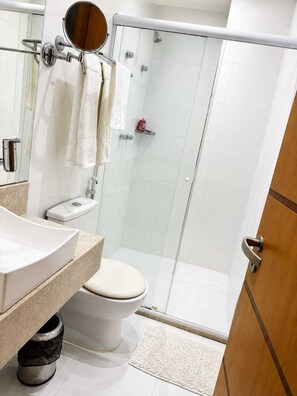 A bathroom with a toilet, bidet, and a glass shower enclosure. - Vrbo Property (nova iguacu)